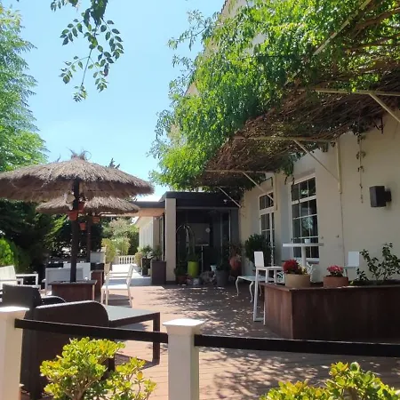 Отель & Restaurant Figueres Parc Эльс-Осталетс