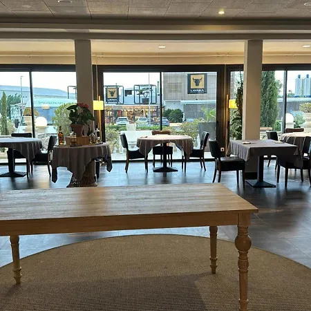 & Restaurant Figueres Parc Los Hostalets de Llers