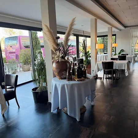 & Restaurant Figueres Parc 2* Los Hostalets de Llers