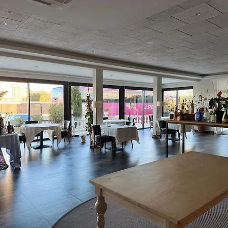 & Restaurant Figueres Parc מלון 2*