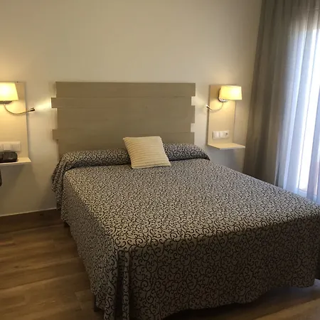 & Restaurant Figueres Parc Hotel Els Hostalets (Girona)